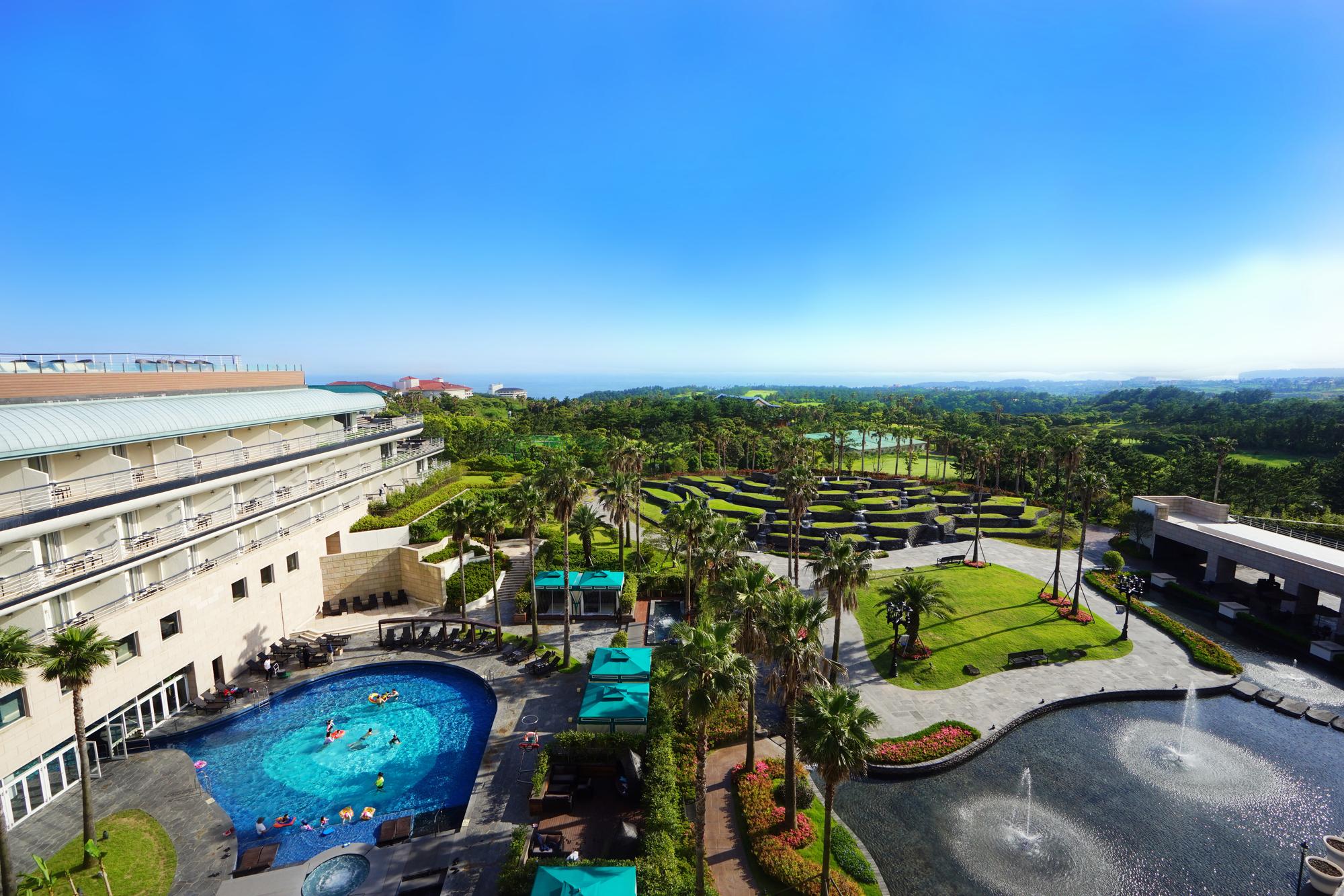 Kensington Jeju Hotel Bagian luar foto The resort's grounds