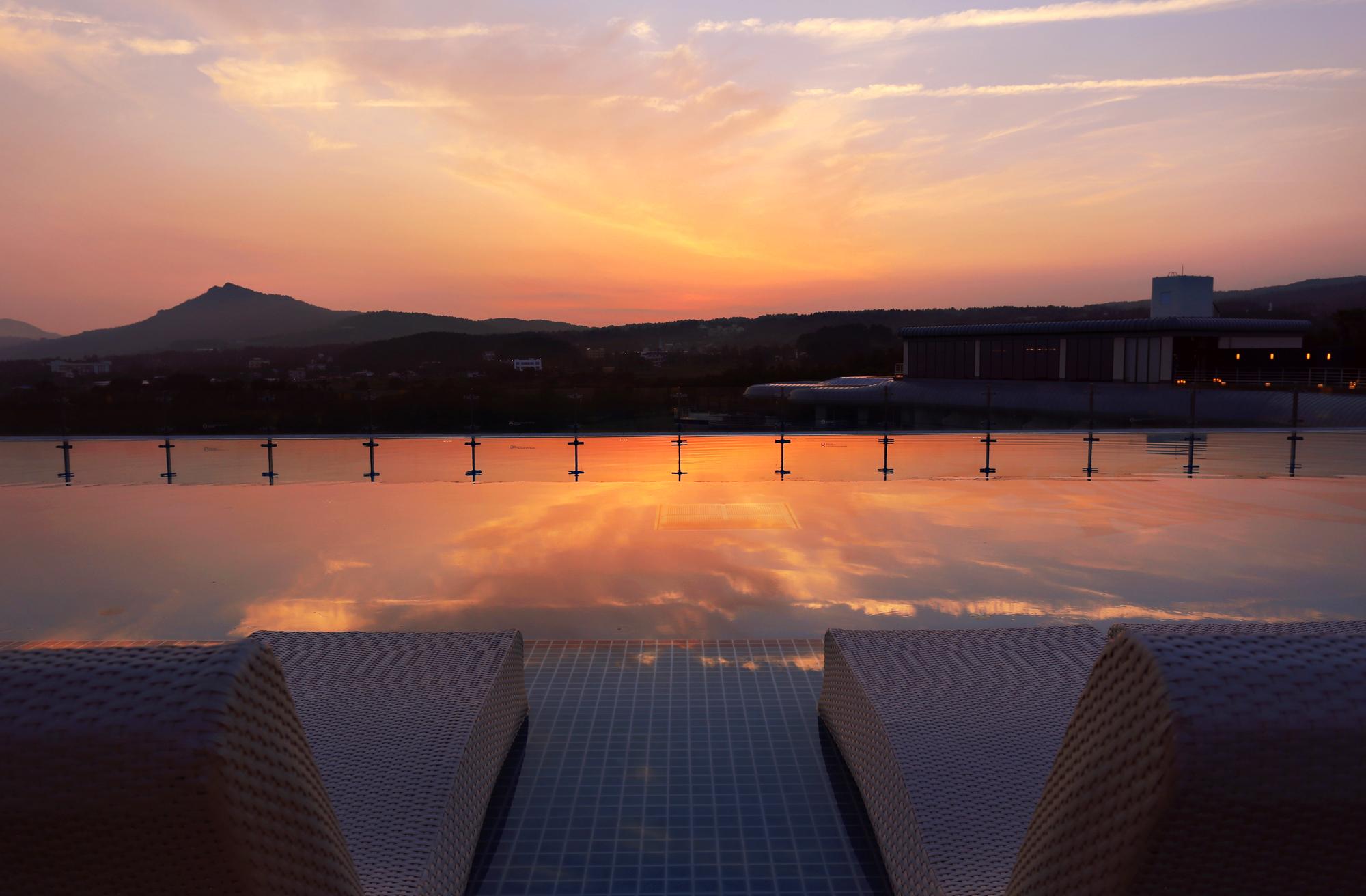 Kensington Jeju Hotel Bagian luar foto The Sunken Garden