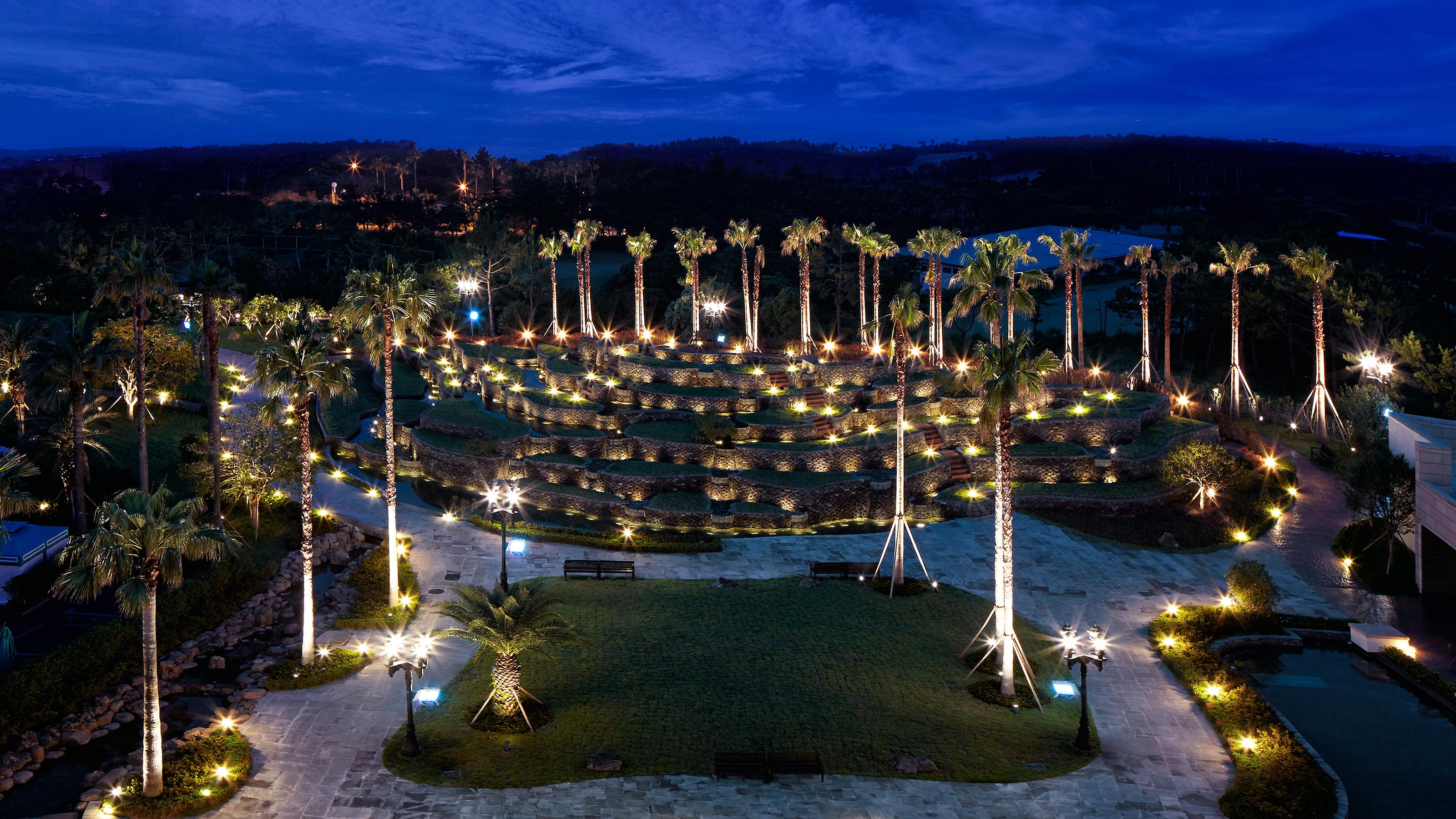Kensington Jeju Hotel Bagian luar foto The resort at night
