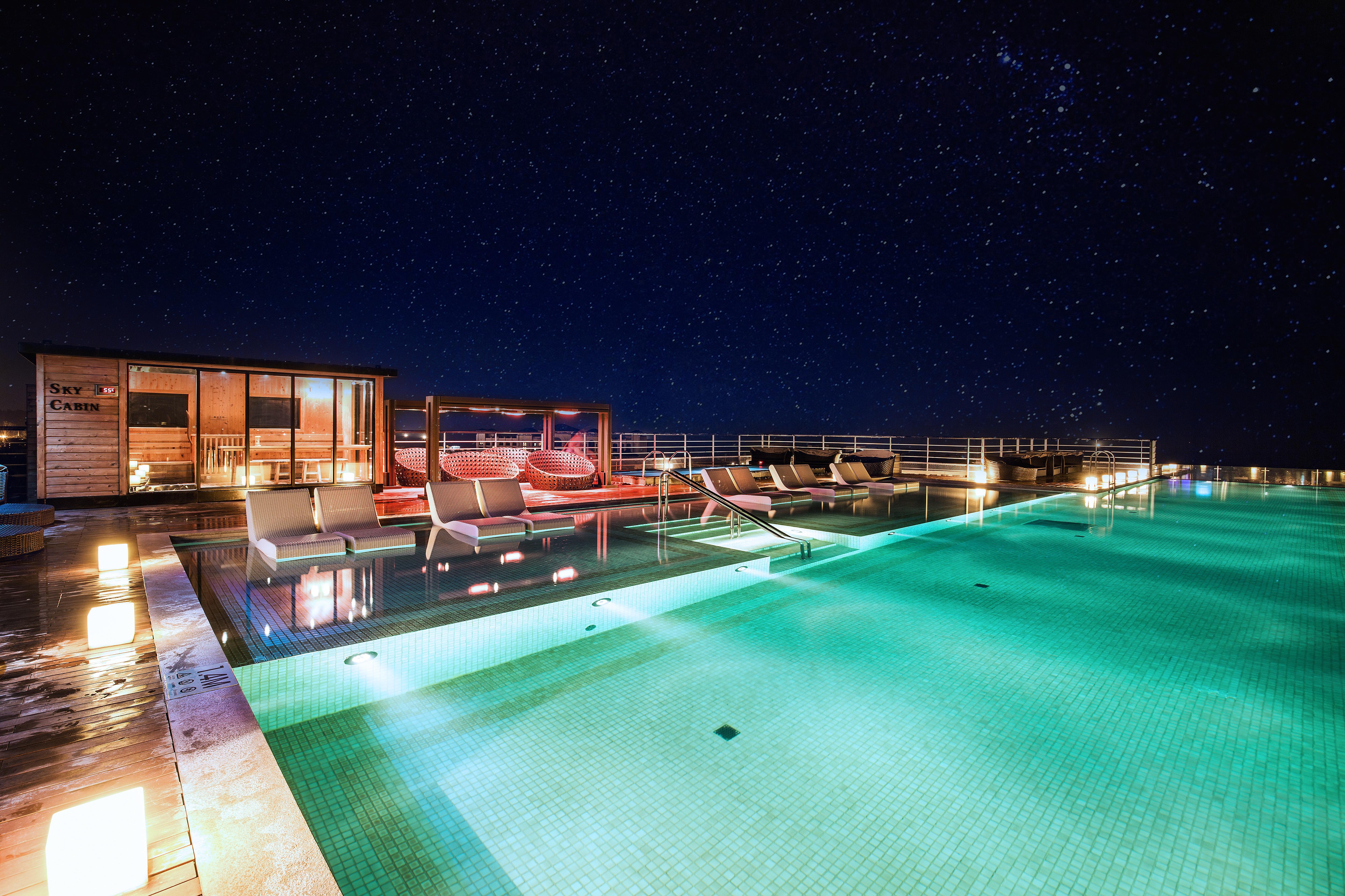 Kensington Jeju Hotel Bagian luar foto The rooftop pool at the hotel