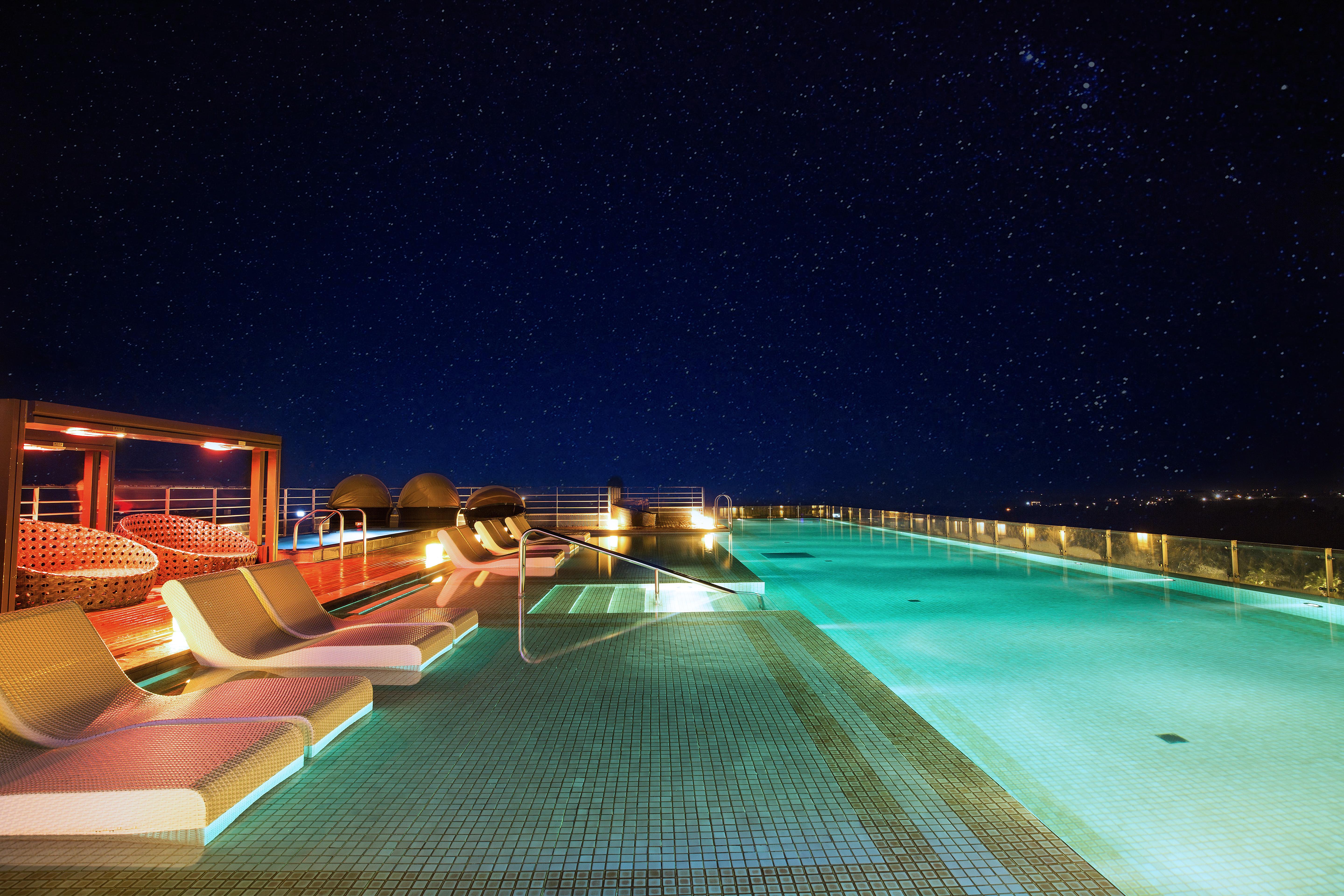 Kensington Jeju Hotel Bagian luar foto Rooftop pool at the hotel