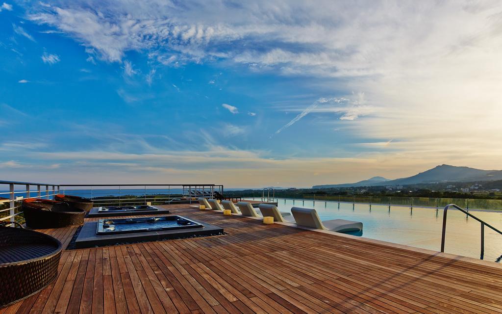 Kensington Jeju Hotel Bagian luar foto The Sky Bar