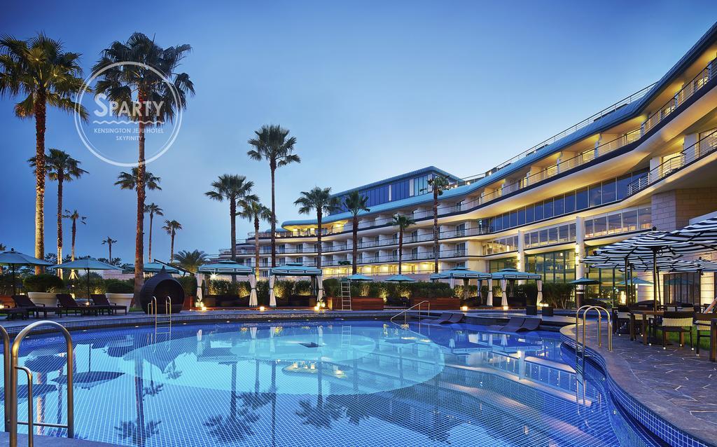 Kensington Jeju Hotel Bagian luar foto The pool at the Sheraton Jumeirah Hotel