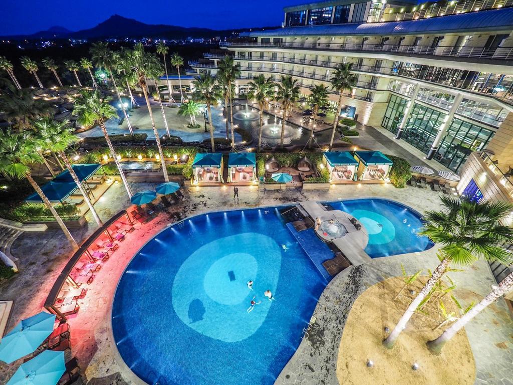 Kensington Jeju Hotel Bagian luar foto The swimming pool at the hotel