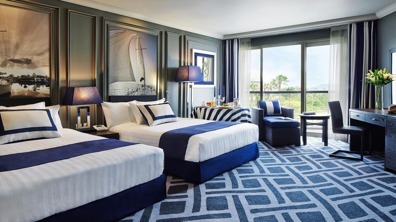 Kensington Jeju Hotel Bagian luar foto A guest room at The Carlyle