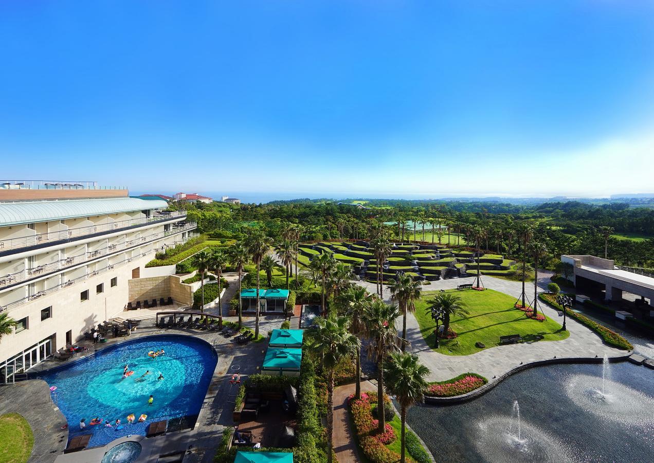 Kensington Jeju Hotel Bagian luar foto The resort's grounds