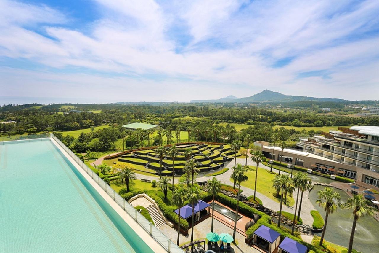 Kensington Jeju Hotel Bagian luar foto Skyline view of the golf course