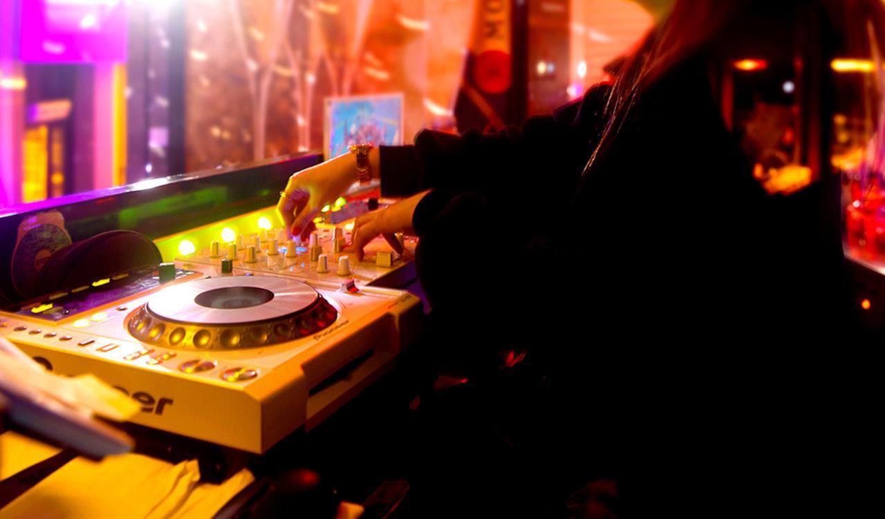 Kensington Jeju Hotel Bagian luar foto A DJ at work