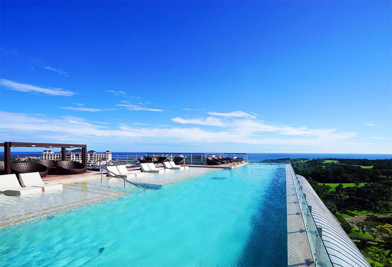 Kensington Jeju Hotel Bagian luar foto Infinity pool at the top of the hotel