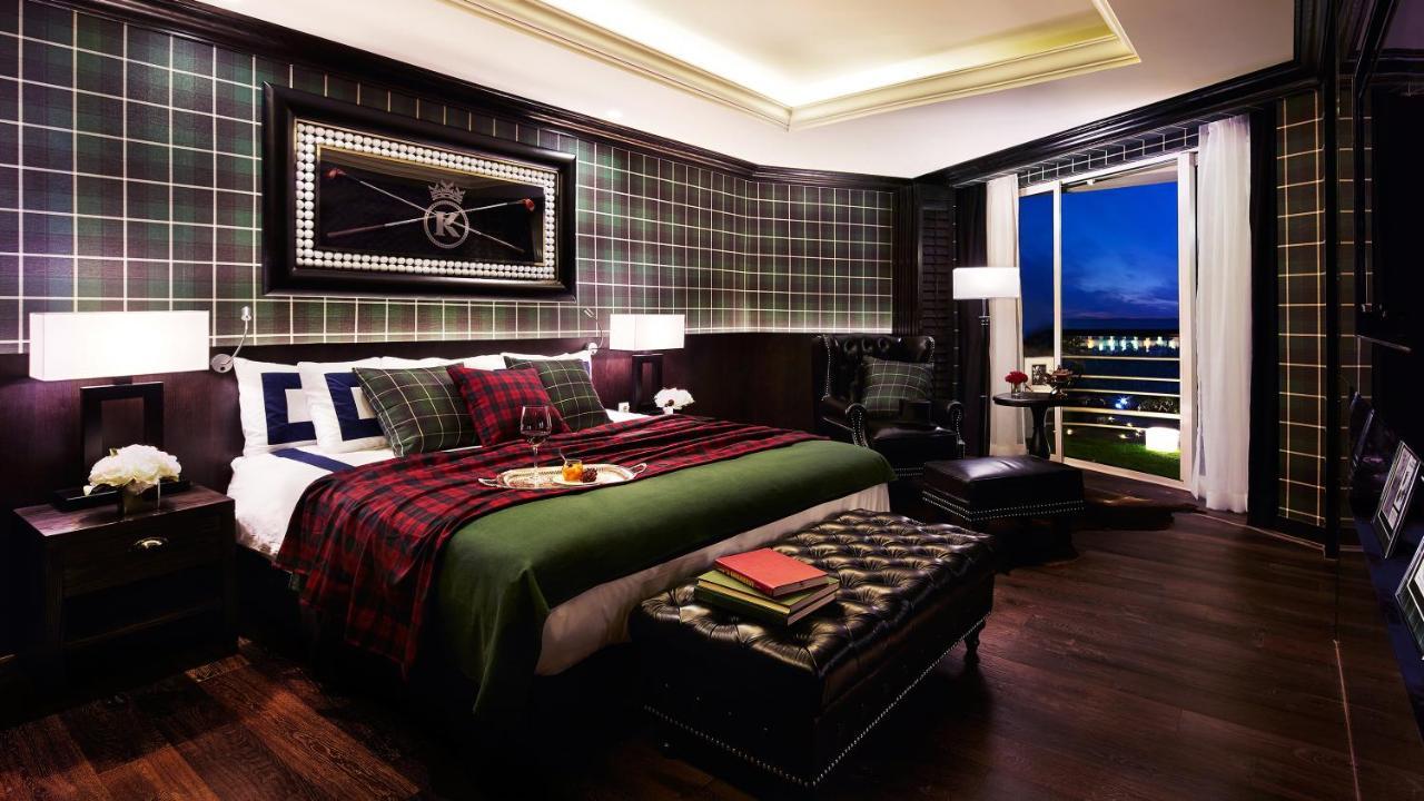 Kensington Jeju Hotel Bagian luar foto A bedroom at The Ivy Hotel